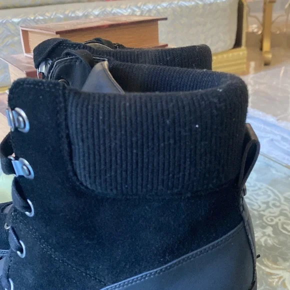 Woman lace up uggs boots - Picture 13 of 17